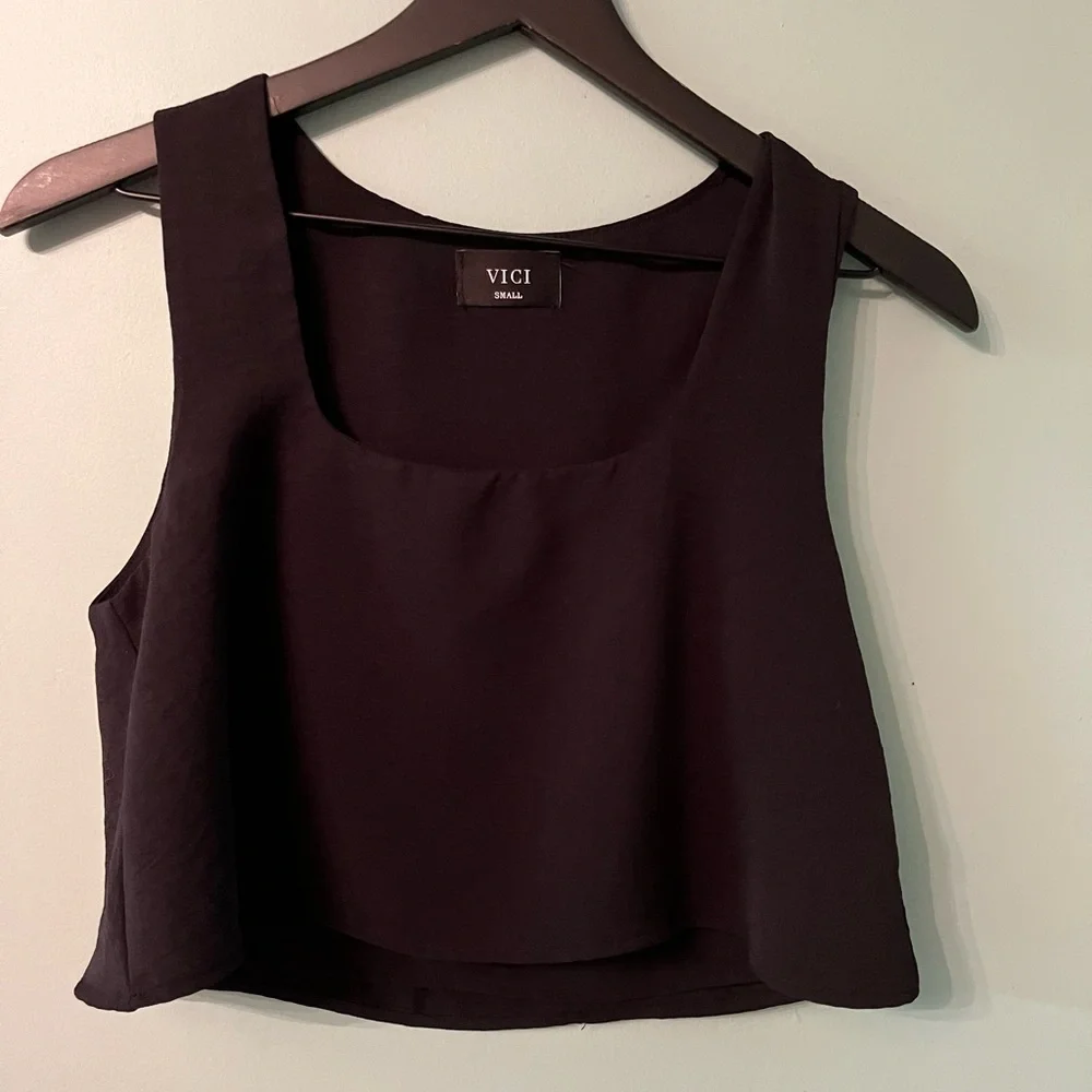 VICI Wide,flared Crop tank - Picture 1 of 8